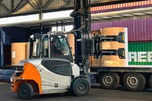 The attachment has a 180° rotary drive, optimised arm geometry, rounded contact plates and end position damping for vertical storage of the rolls.