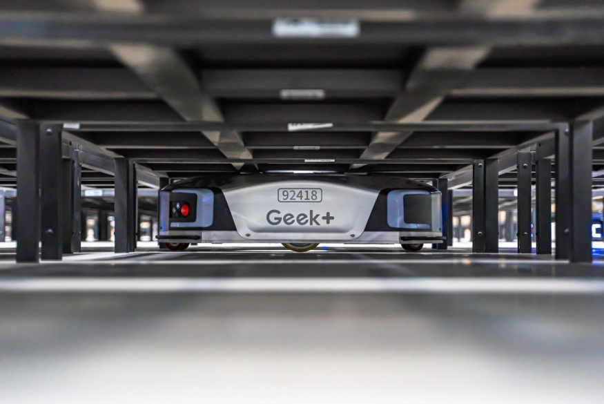 Shelf-to-person robots for huge new Yusen Logistics DC