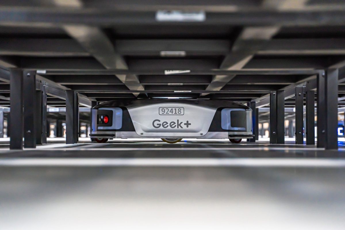 Shelf-to-person robots for huge new Yusen Logistics DC