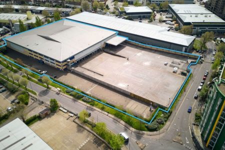 Prologis Park Royal DC1 has 80,568 sq ft of high quality warehouse and office space with a rare 90m deep secure yard. The site benefits from separate parking and external amenity space.