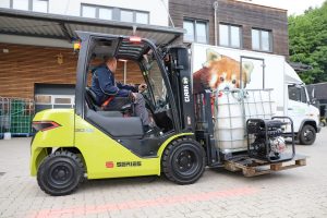 Clark industrial trucks have been an integral part of logistics operations at Duisburg Zoo for several years now – from transporting feed and various materials to performing unusual tasks.