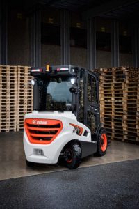 Electrification is reshaping the intralogistics landscape. In 2024, electrically powered industrial trucks captured 70% of the market — a figure that highlights how sustainability goals, evolving regulations and advances in battery technology are driving change. Yet for many demanding operations, diesel remains indispensable. This feature explores how logistics professionals can identify the most efficient, cost-effective and future-ready drive concept for their fleet.