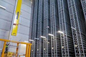 The first of a total of 61 new stacker cranes was installed in the high-bay warehouse at Hermes Fulfilment in Haldesleben, Germany, with the help of a 60-metre heavy-duty crane.