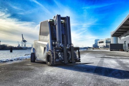 The counterbalance truck is based on the current EFG Series 5 and was developed to test the integration of high-voltage technology under realistic conditions.