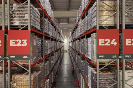 RETAIL DE IMPACTO, the parent company of the SQRUPS chain, has strengthened its operations with the launch of a new 9,120 sq m warehouse in Madrid, fully equipped with AR Racking solutions.