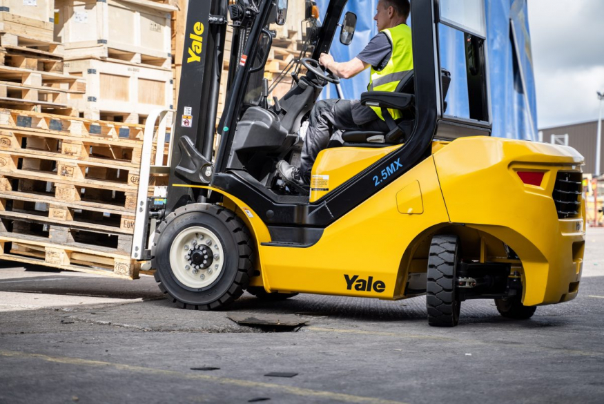Three questions to ask when choosing electric forklifts for outdoor operations