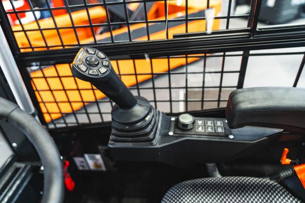 The latest generation of Hubtex Information Terminal (HIT4), a newly developed joystick with extended functionality, and a display controller are the key components of the new system.