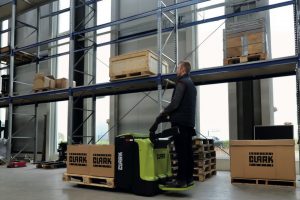 The five low-lift pallet truck models – ELP15, BPT15, WLE20, WEP20 and RPE20 – cover virtually all requirements for internal material handling with load capacities of 1500 kg and 2000 kg, as well as walk-behind and ride-on variants.