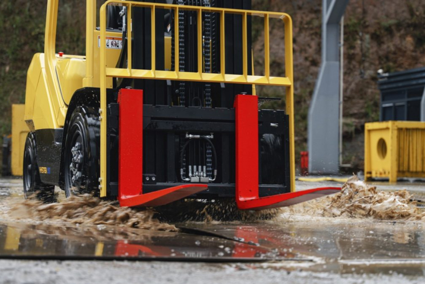 How electric lift trucks tackle challenges in manufacturing operations
