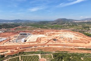 The new logistics centre, located on a 274,000 m² site, will also include JYSK’s new head offices for Spain and Portugal. Its commissioning is scheduled for 2027/2028.