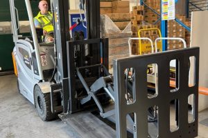 B&B Attachments has supplied Ahmad Tea with a Push Pull attachment, enabling the tea producer to handle goods efficiently on slip sheets, while improving container utilisation and reducing its reliance on traditional wooden pallets.